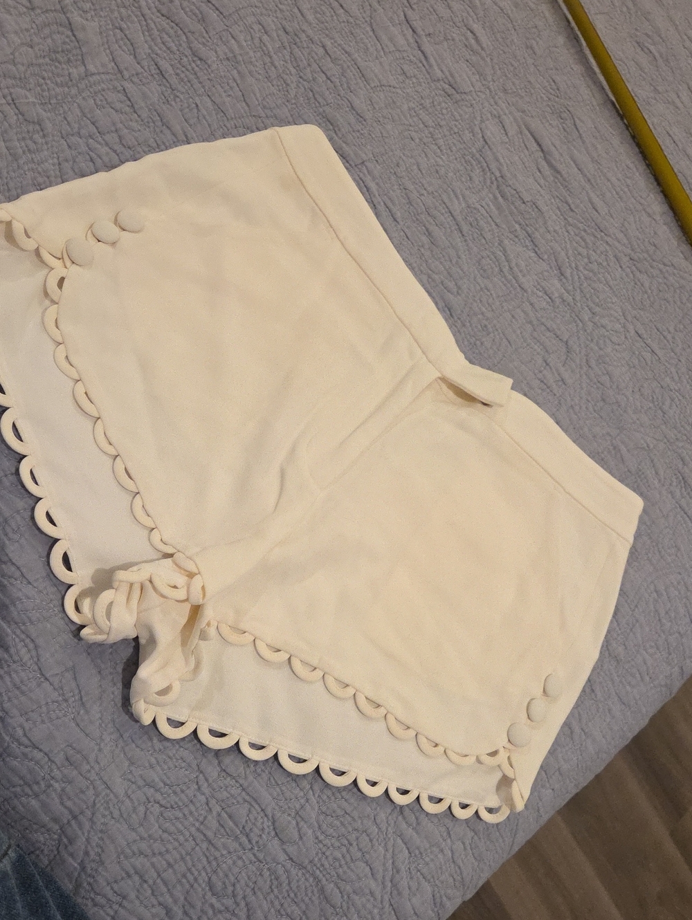 A.L.C. Lucas Scalloped Crepe Shorts in Cream Ivory - Size 4 Excellent Condition!